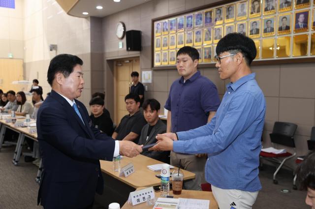 공영민 고흥군수가 ‘청년발전위원회 및 제4기 청년정책협의체’에서 위촉장을 수여하고 있다 사진고흥군