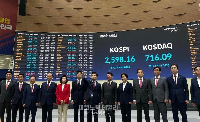 김문수 국민의힘 대선 후보왼쪽에서 일곱 번째가 22일 서울 영등포구 한국거래소 서울사옥 홍보관을 둘러보며 말하고 있다 사진김광미 기자