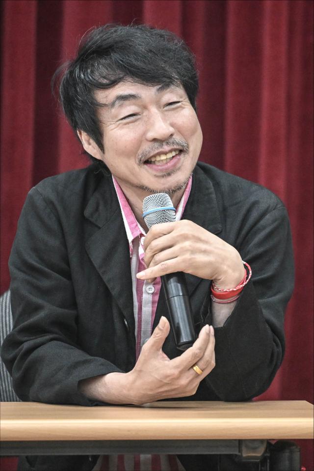 고선웅 연출이 22일 세종문화회관 서울시극단 연습실에서 오는 30일 무대에 오르는 연극 유령에 대해 설명하고 있다 사진세종문화회관