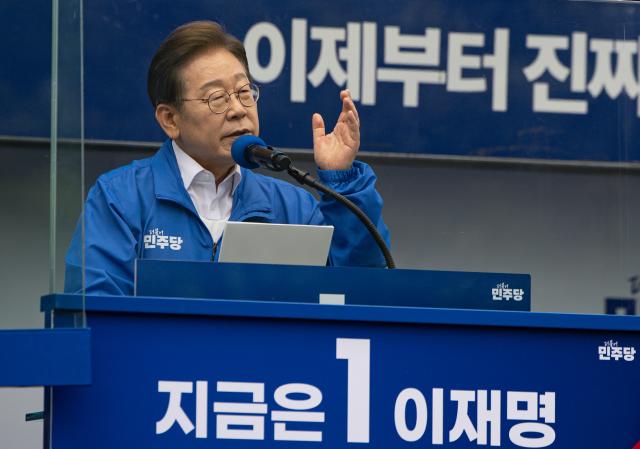 더불어민주당 이재명 대선 후보가 22일 경남 양산워터파크공원에서 열린 집중유세에서 시민들에게 지지를 호소하며 발언하고 있다사진연합뉴스
