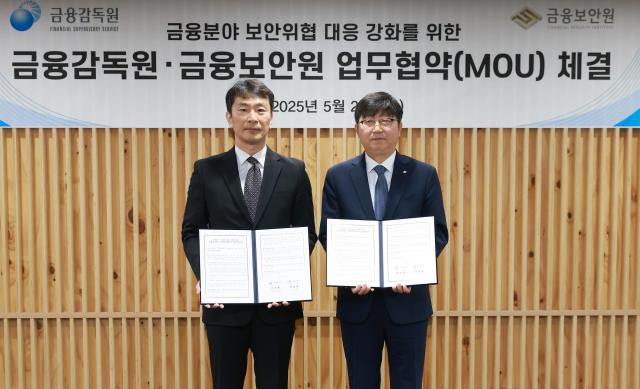이복현 금융감독원장왼쪽과 박상원 금융보안원장이 22일 경기 용인시 금융보안원 본원에서 금융분야 보안 위협 대응 강화를 위한 업무협약MOU을 체결한 뒤 기념촬영을 하고 있다 사진금융감독원