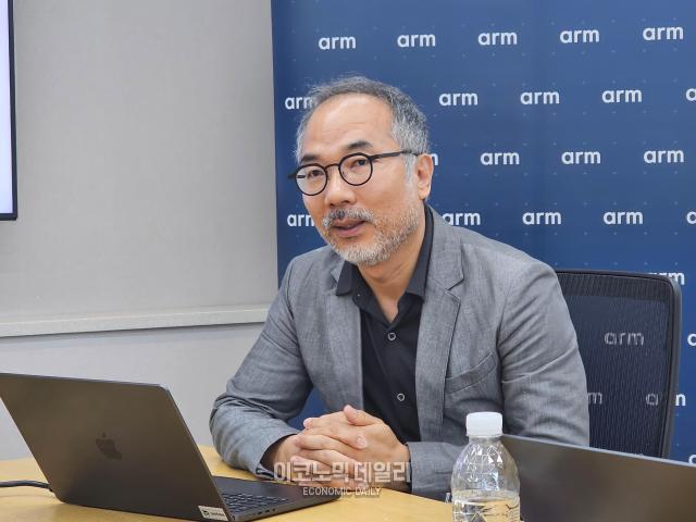 정춘상 Arm 코리아 이사가 22일 기자간담회에서 AI 모델 도난과 해킹 문제의 심각성을 강조하며 책임감 있고 안전한 AI 운영의 중요성에 대해 설명하고 있다 사진선재관기자