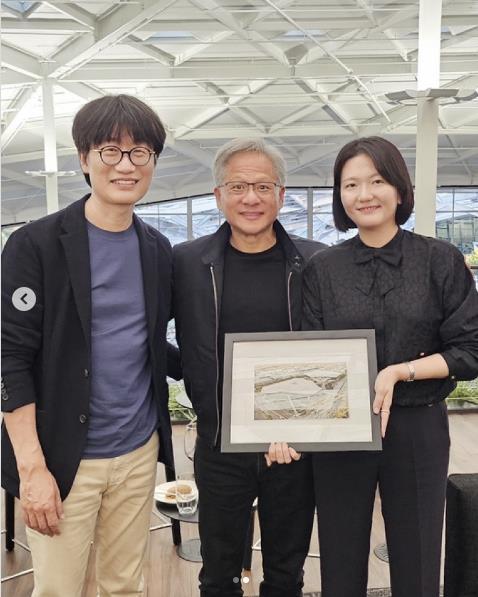 지난 25일현지시간 미국 캘리포니아주 산타클라라에 위치한 엔비디아 본사에서 이해진 네이버 이사회 의장사진 왼쪽과 최수연 네이버 대표사진 오른쪽가 젠슨 황 엔비디아 CEO사진 가운데와 함께 기념사진을 찍고 있다 사진연합뉴스