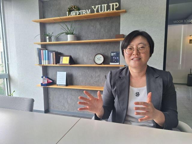 하주희 변호사법무법인 율립는 23일 “5·18 당시 군과 경찰 등의 국가권력이 임무를 수행하는 과정에서 성폭력을 저질렀다”며 국가는 과거사 청산을 위해 진상을 정확히 규명하고 피해자 배‧보상과 명예회복 가해자 처벌과 재발 방지 제도 화해와 역사화 등을 추진해야 한다”고 말했다 사진정현환 기자