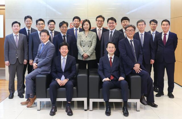 앞줄 왼쪽부터강원복 노무사 안경덕 고문 진창수 송현석 변호사
뒷줄 왼쪽부터박양호 김기현 이상현 이주현 강동혁 김영진 김소영 변호사 신인재 고문 성창호 강세영 이경훈 함승완 변호사 이용희 노무사 사진법무법인 광장