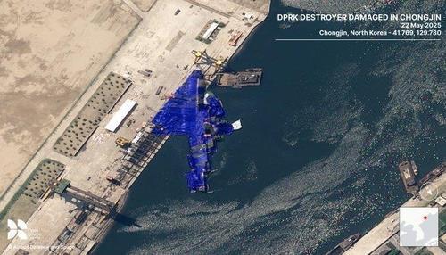 지난 21일 북한 청진조선소에서 진수식 중 넘어진 신형 구축함 위성사진 사진오픈소스센터 엑스 갈무리