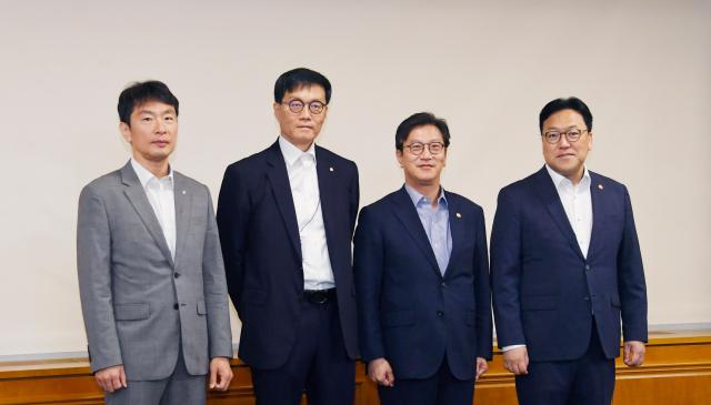 김범석 기획재정부 장관 직무대행 1차관왼쪽에서 세번째이 23일 서울 중구 은행회관에서 열린 거시경제·금융현안 간담회 시작에 앞서 기념 촬영하고 있다왼쪽부터 이복현 금융감독원장 이창용 한국은행 총재 김범석 직무대행 김병환 금융위원장사진기획재정부