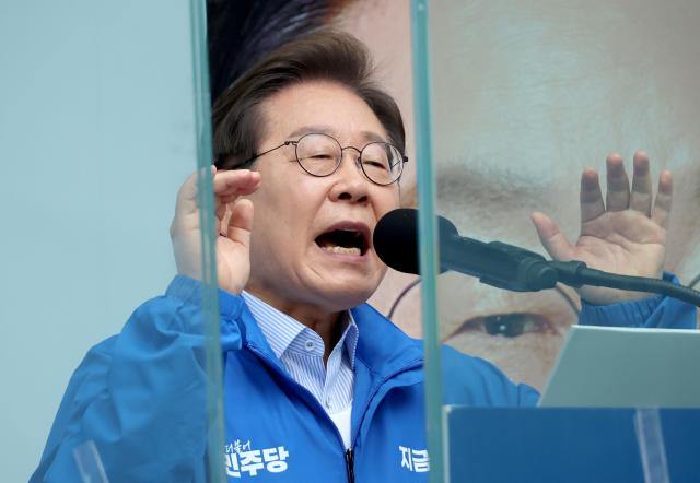 이재명 더불어민주당 대선 후보가 20일 경기 의정부 로데오거리에서 열린 유세에서 시민들에게 지지를 호소하고 있다사진연합뉴스