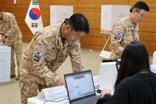 아크부대 장병들이 제21대 대통령 선거 투표에 참여하고 있다 사진합동참모본부