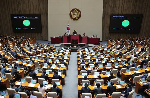 1일 국회에서 열린 본회의에서 2025년도 제1회 추가경정예산안이 통과되고 있다사진연합뉴스