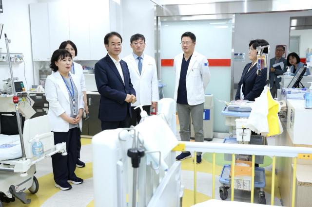 이동환 고양시장이 지난 22일 권역 응급의료센터 일산병원 현장 방문해 의료진들을 격려하고 있다 사진고양시