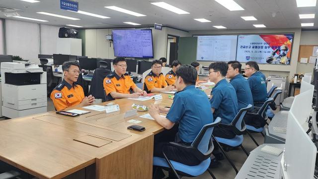 대구소방안전본부는 지난 22일 대구경찰청과 긴급신고 공동대응 실무협의회를 열고 양 기관 간 협조체계 강화를 위한 논의를 진행했다 사진대구소방