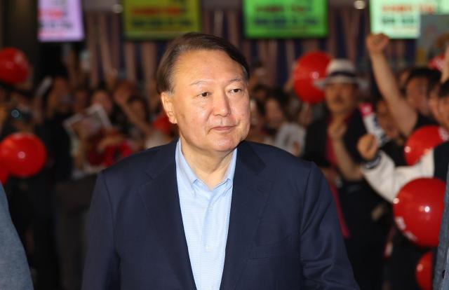 윤석열 전 대통령이 21일 서울 메가박스 동대문에서 이영돈 PD가 제작한 다큐멘터리 영화 부정선거 신의 작품인가를 관람하기 위해 상영관으로 향하고 있다 사진연합뉴스