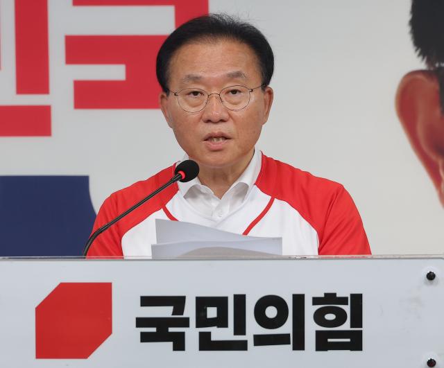 윤재옥 국민의힘 중앙선대위 총괄선거대책본부장이 23일 서울 여의도 국민의힘 중앙당사에서 기자간담회를 하고 있다 사진연합뉴스