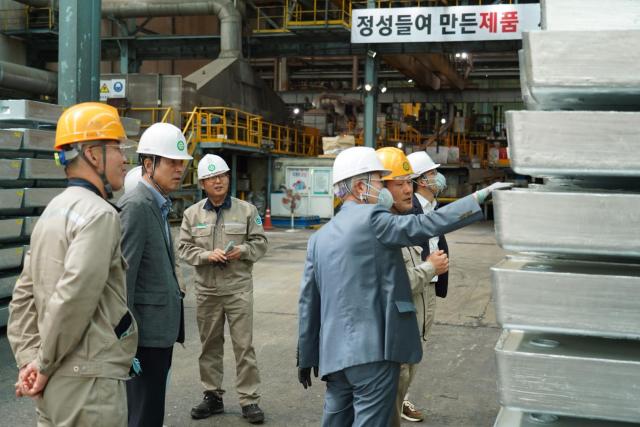 영풍 사외이사들이 22일 현장을 방문해 제련소를 살펴보고 있다 사진영풍