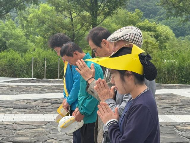 고故 노무현 전 대통령 서거 16주기인 23일 봉하마을에서 추모객들이 노 전 대통령 묘역을 참배하고 있다사진송승현 기자