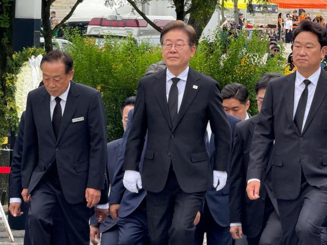 이재명 더불어민주당 대선 후보가 23일 경남 김해 봉하마을을 찾아 고故 노무현 전 대통령 묘역을 참배하고 있다사진송승현 기자