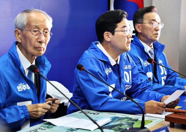 더불어민주당 상임총괄선대위원장인 박찬대 대표 직무대행 겸 원내대표가 21일 서울 여의도 당사에서 열린 중앙선거대책위원회의에서 발언하고 있다 사진연합뉴스