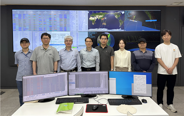 KAIST 지상국에서 찍은 우주연구원 차세대소형위성2호 연구진 사진KAIST