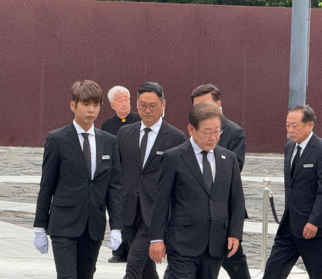 이재명 더불어민주당 대선 후보가 23일 김해 봉하마을에서 고故 노무현 전 대통령 묘소를 참배하고 있다사진송승현 기자