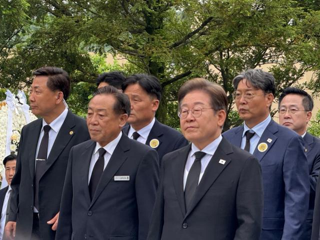 이재명 더불어민주당 대선 후보가 23일 경남 김해 봉하마을을 찾아 고故 노무현 전 대통령 묘소에 참배하고 있다사진송승현 기자