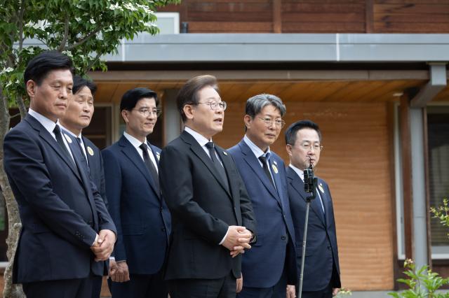 이재명 더불어민주당 대선 후보가 고 노무현 전 대통령 16주기인 23일 경남 김해시 봉하마을 노 전 대통령 관저에서 권양숙 여사 문재인 전 대통령 등과 만난 뒤 나와 백브리핑을 하고 있다 사진연합뉴스