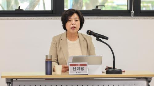 신계용 시장이 탄소중립 추진단 회의를 진행하고 있다사진과천시