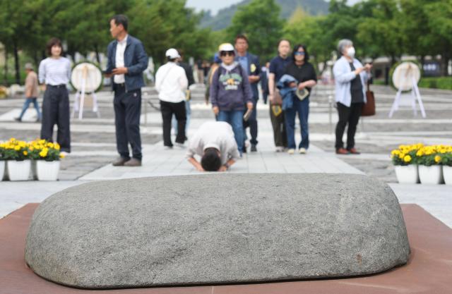 노무현 전 대통령 16주기 추도식이 열리는 23일 경남 김해시 진영읍 봉하마을 노 전 대통령 묘역에서 시민이 참배하고 있다 사진연합뉴스