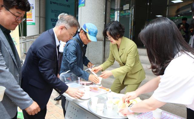 동대구농협은 농협 본점 앞 임시행사장과 지하 하나로마트 매장 내에서 고령개진감자 첫 출하 시기에 맞춘 시식 행사를 개최했다 사진동대구농협