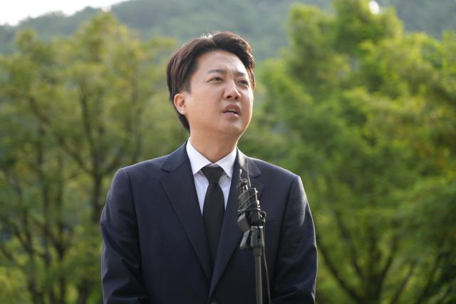 이준석 개혁신당 후보가 23일 고 노무현 전 대통령 묘역을 참배하고 취재진의 질문에 답하고 있다 사진개혁신당 공보국 제공