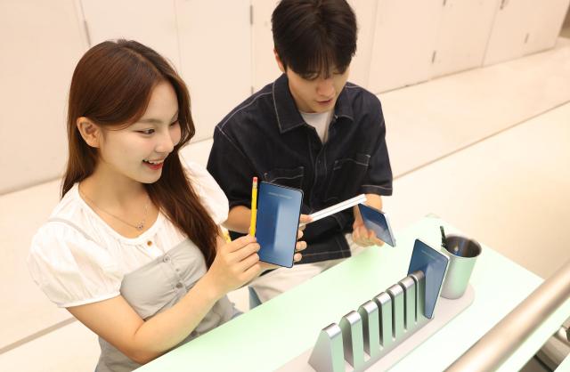 Models experience the Galaxy S25 Edge Courtesy of Samsung Electronics