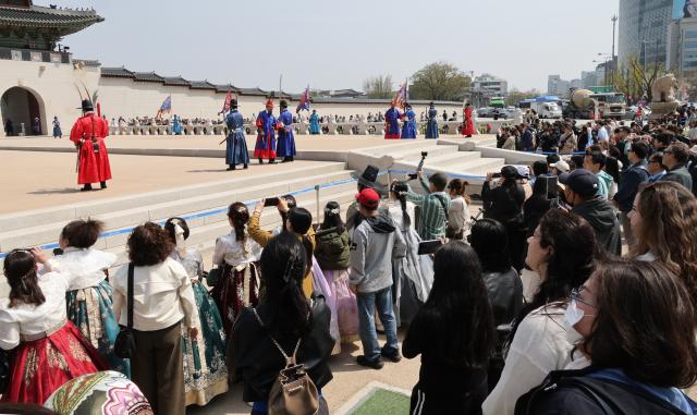 Du khách nước ngoài đang theo dõi lễ đổi gác trước cung Gyeongbuk Seoul ẢnhYonhap News