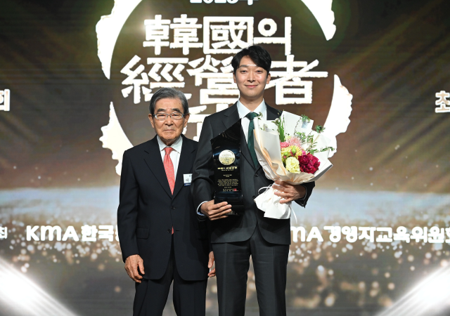 삼진어묵 박용준 대표오른쪽가 23일 오전 그랜드 하얏트 서울 그랜드 볼룸에서 열린 시상식에 참석해 ‘한국의 경영자상’을 수상하고 있다 왼쪽은 이봉서 한국능률협회장사진삼직어묵