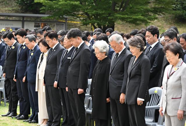 卢武铉去世16周年追悼仪式在烽下村举行