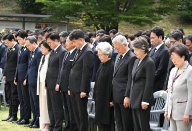 卢武铉去世16周年追悼仪式在烽下村举行