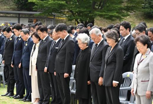卢武铉去世16周年追悼仪式在烽下村举行