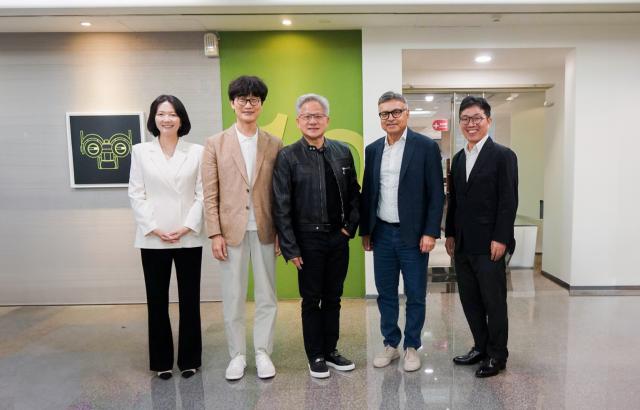 네이버와 엔비디아 주요 경영진이 대만 엔비디아 오피스에서 별도 미팅 후 기념 촬영을 하고있다 사진 왼쪽부터 최수연 네이버 대표 이해진 네이버 이사회 의장 젠슨 황 엔비디아 CEO 제이 퓨리Jay Puri 엔비디아 총괄 부사장 김유원 네이버클라우드 대표사진네이버