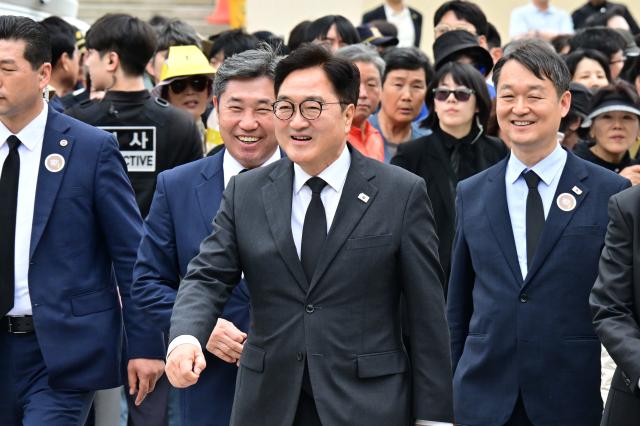 우원식 국회의장이 23일 경남 김해시 봉하마을에서 열린 고 노무현 전 대통령 16주기 추도식에 참석하고 있다사진연합뉴스