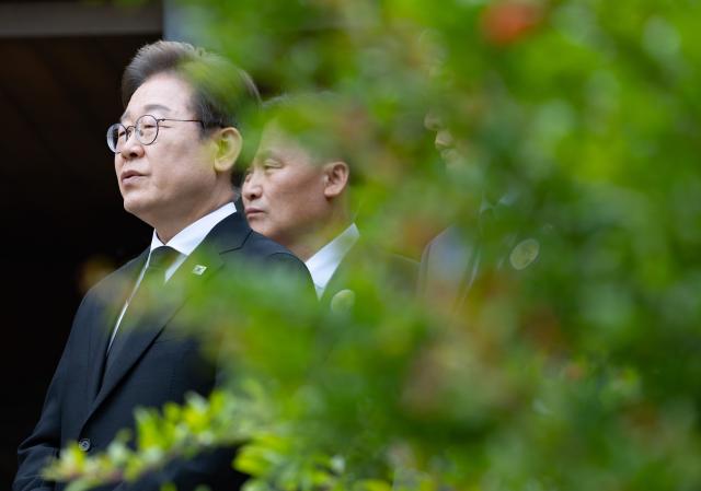 더불어민주당 이재명 대선 후보가 고 노무현 전 대통령 16주기인 23일 경남 김해시 봉하마을 노 전 대통령 관저에서 권양숙 여사 문재인 전 대통령 등과 만난 뒤 나와 백브리핑을 하고 있다 사진연합뉴스