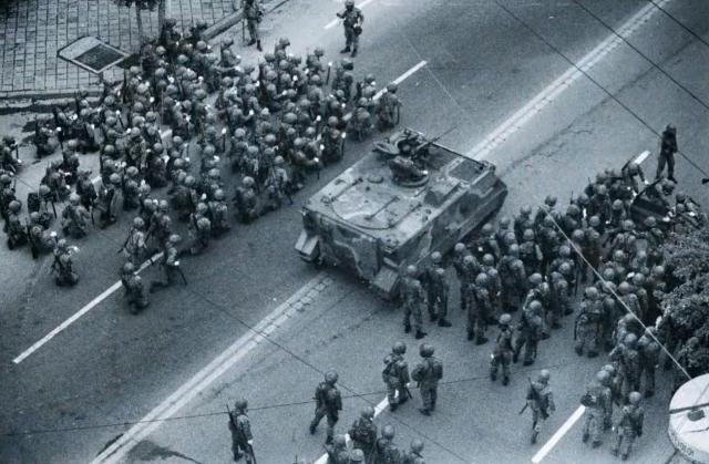 1980년 5·18 민주화운동 당시 투입된 계엄군과 장갑차 사진5·18 기념재단 제공