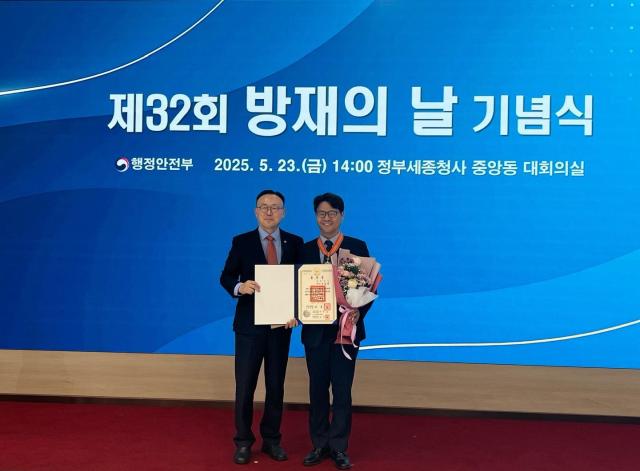 신동헌 자치안전실장 시상식모습사진충남도