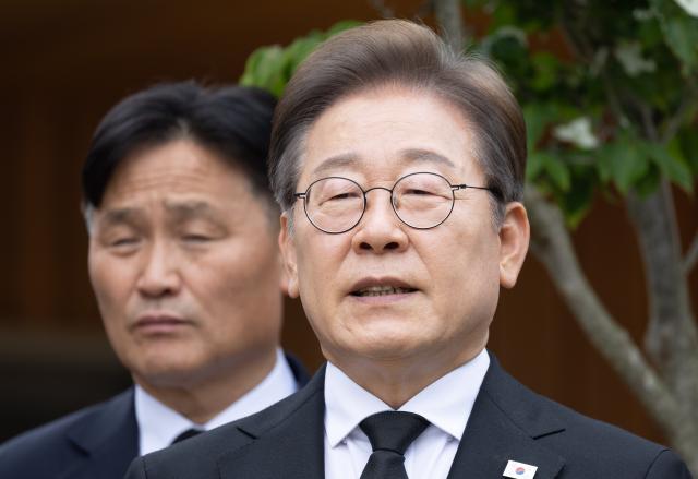 이재명 더불어민주당 대선 후보가 고 노무현 전 대통령 16주기인 23일 경남 김해시 봉하마을 노 전 대통령 관저에서 권양숙 여사 문재인 전 대통령 등과 만난 뒤 나와 백브리핑을 하고 있다 사진연합뉴스
