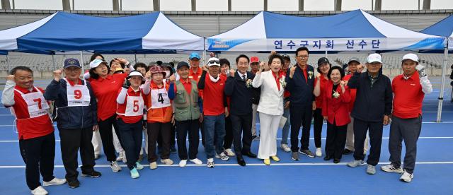 유정복 인천광역시장이 23일 서구 인천아시아드주경기장에서 열린 2025년 인천시장기 노인건강체육대회에서 최고령 참가 어른신들을 격려하고 있다 사진인천시