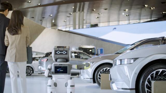 현대차그룹이 「MARS 2025」에서 선보일 DAL-e 로봇 차 매장에서 고객을 응대하고 있다 사진화성시