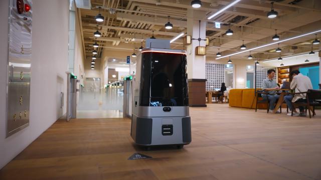 현대차그룹이 「MARS 2025」에서 선보일 DAL-e Delivery 로봇 스스로 목적지까지 음료를 전달하고 있다 사진화성시