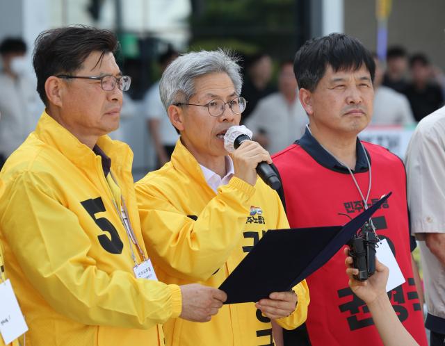 민주노동당 권영국 대선 후보가 19일 울산시 북구 현대자동차 울산공장 정문에서 기자회견을 하고 있다 사진연합뉴스