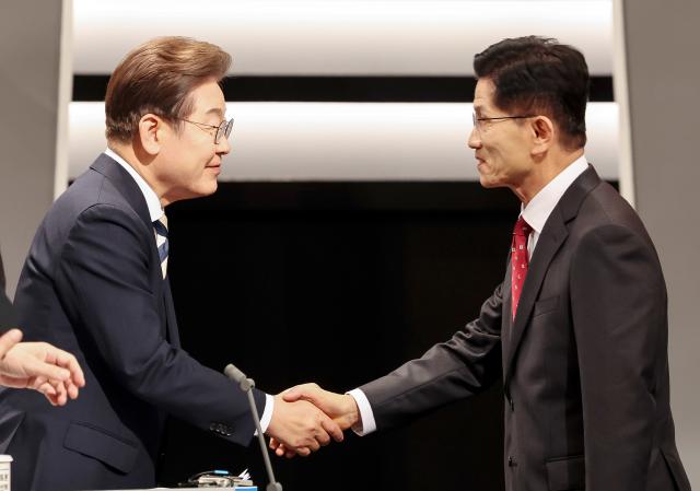 더불어민주당 이재명 대선후보와 국민의힘 김문수 대선후보가 23일 서울 영등포구 여의도 KBS 스튜디오에서 열린 제21대 대선 2차 후보자 토론회에 앞서 인사하고 있다 사진연합뉴스