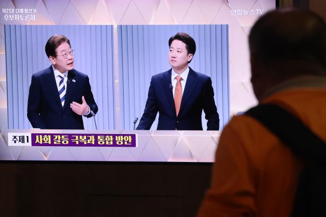 23일 서울역 대합실에서 제21대 대통령선거 2차 후보자 토론회가 생중계되고 있다 사진연합뉴스
