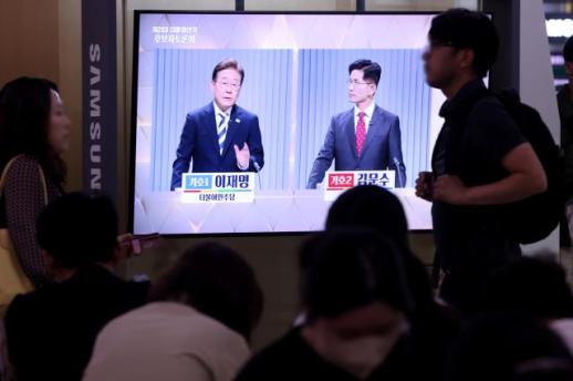 김문수 "서울대병원 이송, 황제헬기"…이재명 "의료진 판단"
