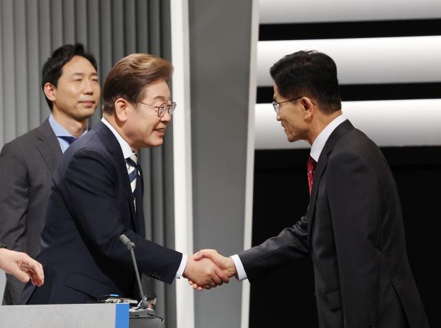 더불어민주당 이재명 대선후보와 국민의힘 김문수 대선후보가 23일 서울 영등포구 여의도 KBS 스튜디오에서 열린 제21대 대선 2차 후보자 토론회에 앞서 인사하고 있다 사진연합뉴스